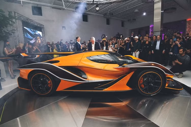 Hãng Apollo cho hay, bí quyết để "giảm cân" cho siêu xe triệu đô Intensa Emozione nằm ở bộ khung liền thân bằng sợi carbon nhẹ. Thêm vào đó là hệ thống treo lấy cảm hứng từ xe đua và hệ thống phanh carbon-gốm do hãng Brembo sản xuất.