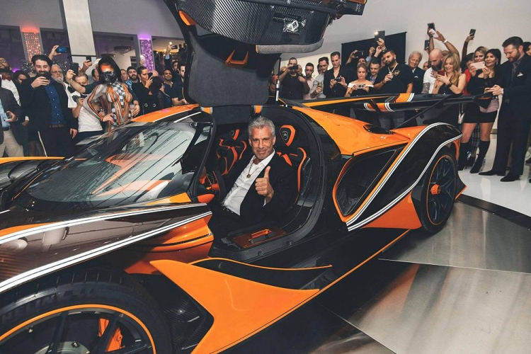 Chủ nhân của xe là một đại gia kín tiếng và có bộ sưu tập xe cũng rất đáng nể. Chiếc Apollo Intensa Emozione Orange Dragon sở hữu ngoại thất với màu cam làm chủ đạo, cùng với đó là nhiều chi tiết bằng sợi carbon đậm màu, được ngăn cách bởi những đường viền màu trắng và màu cam.