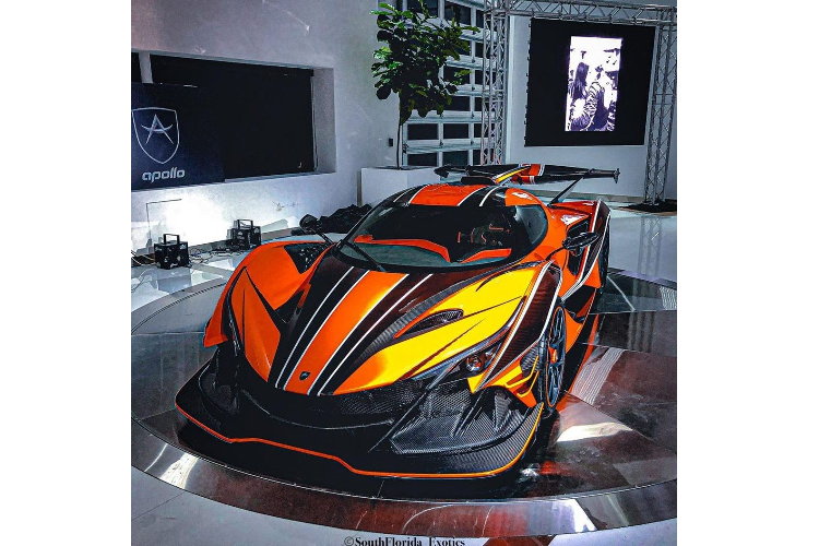 Siêu xe triệu USD Apollo Intensa Emozione sở hữu khối động cơ V12, hút khí tự nhiên, dung tích 6,3 lít, sản sinh công suất tối đa 769 mã lực và mô-men xoắn cực đại 760 Nm. Sức mạnh được truyền tới bánh thông qua hộp số tuần tự 6 cấp.