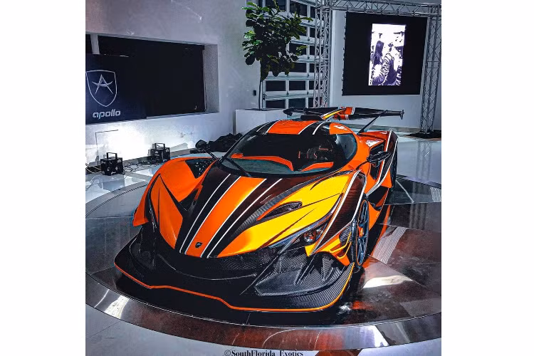 Siêu xe triệu USD Apollo Intensa Emozione sở hữu khối động cơ V12, hút khí tự nhiên, dung tích 6,3 lít, sản sinh công suất tối đa 769 mã lực và mô-men xoắn cực đại 760 Nm. Sức mạnh được truyền tới bánh thông qua hộp số tuần tự 6 cấp.