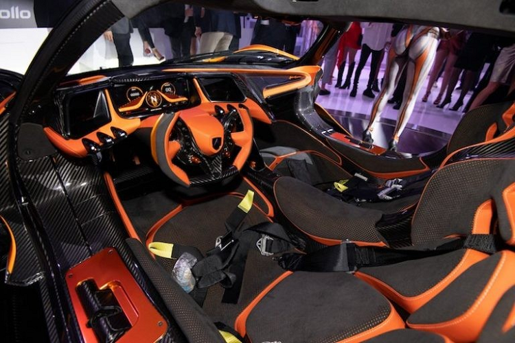 Nội thất xe còn có cách phối màu rất cá tính giống ngoại thất với đen sọc cam và nhiều chi tiết bằng sợi carbon.