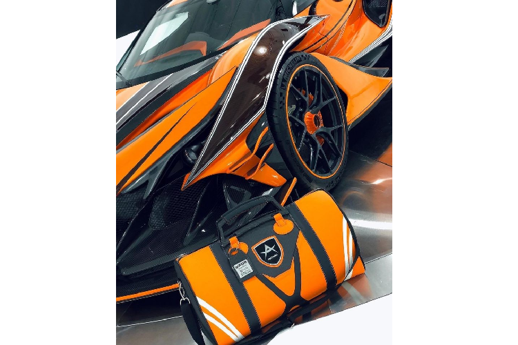 Bộ phụ kiện đi kèm theo xe cũng rất cá tính với cách phối màu "tông xuyệt tông" với ngoại thất của chiếc siêu xe Apollo Intensa Emozione Orange Dragon này.