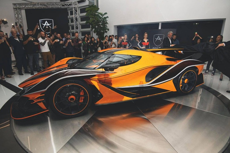 Không chỉ có động cơ đầy mạnh mẽ, Apollo Intensa Emozione còn có cân nặng rất nhẹ với trọng lượng chỉ 1.250 kg. Những lợi thế này giúp siêu xe của Apollo chỉ mất khoảng thời gian 2,7 giây để tăng tốc lên 100 km/h từ vị trí xuất phát trước khi đạt vận tốc tối đa 335 km/h.