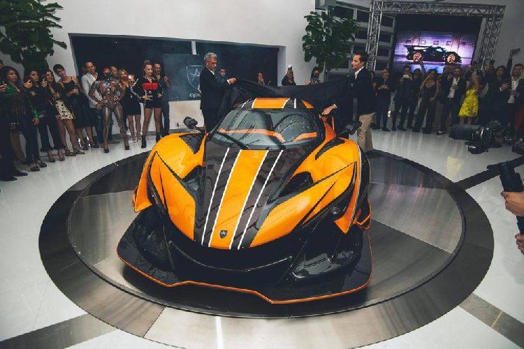Như chúng ta đều biết rằng mẫu siêu xe Apollo Intensa Emozione không dành cho số đông vì chỉ được sản xuất 10 chiếc và đi kèm với mức giá bán không hề rẻ, lên đến 2,3 triệu Euro (tương đương 2,7 triệu đô la hay 61,3 tỷ đồng).