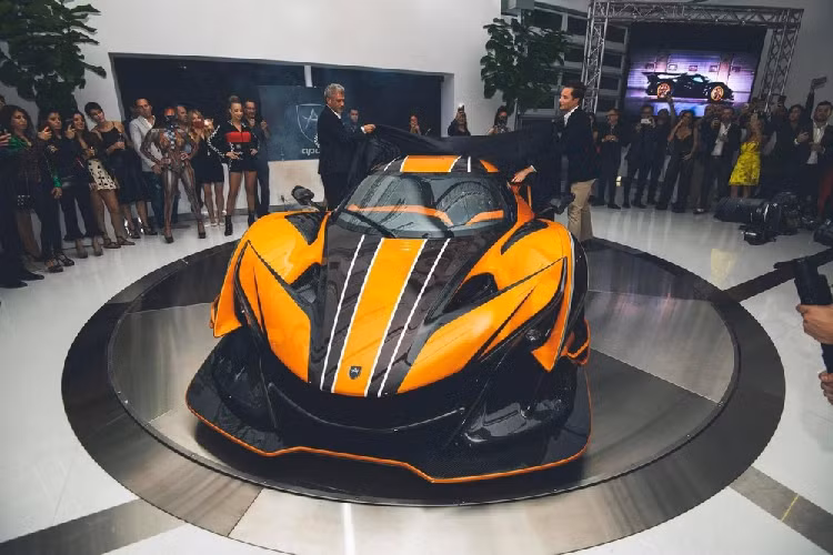 Như chúng ta đều biết rằng mẫu siêu xe Apollo Intensa Emozione không dành cho số đông vì chỉ được sản xuất 10 chiếc và đi kèm với mức giá bán không hề rẻ, lên đến 2,3 triệu Euro (tương đương 2,7 triệu đô la hay 61,3 tỷ đồng).