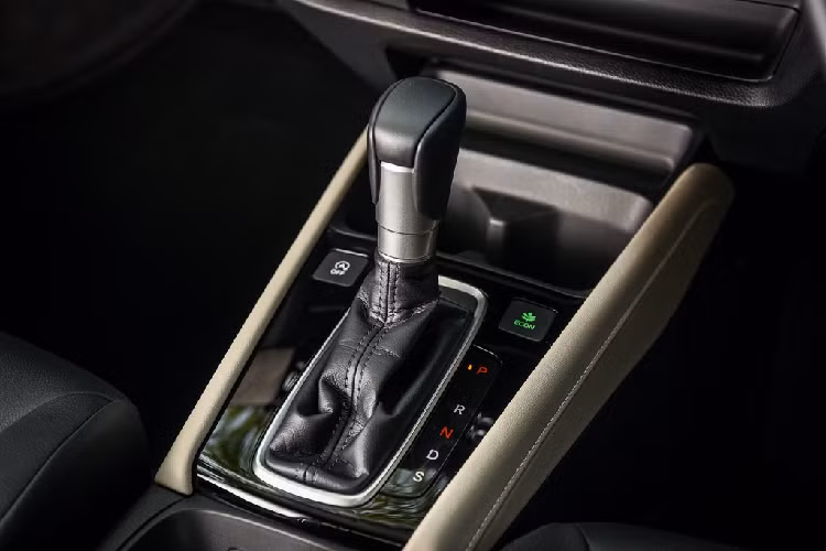 Cabin được bố trí gọn gàng và ưa nhìn hơn. Bên cạnh cần số bổ sung thêm nút ECON nhằm tắt/mở chế độ chạy tiết kiệm nhiên liệu, tương tự như trên các mẫu xe đàn anh.