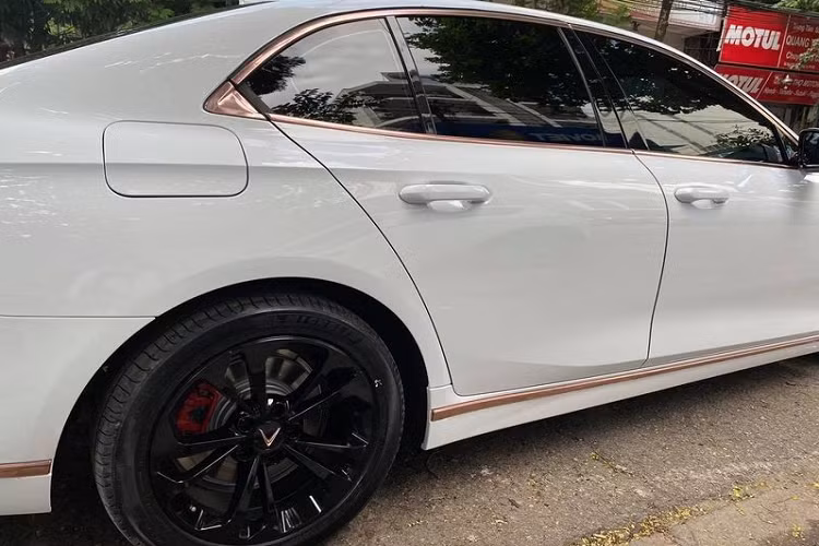 Giống như Lux SA2.0, Lux A2.0 sử dụng động cơ xăng tăng áp 2.0 lít 4 xi-lanh, cho ra hai mức công suất 174 mã lực / mô-men xoắn cực đại 300Nm tiêu chuẩn, và 228 mã lực / 350Nm bản cao cấp.