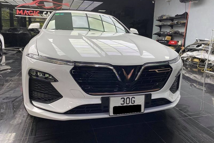 Không rõ xe của Á hậu 2018 thuộc phiên bản nào và giá mua bao nhiêu, nhưng tại thời điểm này, giá xe VinFast Lux A2.0 đang có mức bán niêm yết dao động từ 1,179 - 1,419 tỷ đồng. Tuy nhiên, trong tháng 10, hãng xe Việt cũng đang có rất nhiều ưu đãi giảm tiền mặt cũng như tặng quà cho khách hàng mua xe VinFast.