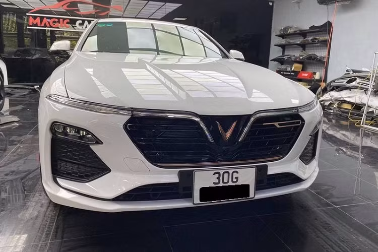 Không rõ xe của Á hậu 2018 thuộc phiên bản nào và giá mua bao nhiêu, nhưng tại thời điểm này, giá xe VinFast Lux A2.0 đang có mức bán niêm yết dao động từ 1,179 - 1,419 tỷ đồng. Tuy nhiên, trong tháng 10, hãng xe Việt cũng đang có rất nhiều ưu đãi giảm tiền mặt cũng như tặng quà cho khách hàng mua xe VinFast.