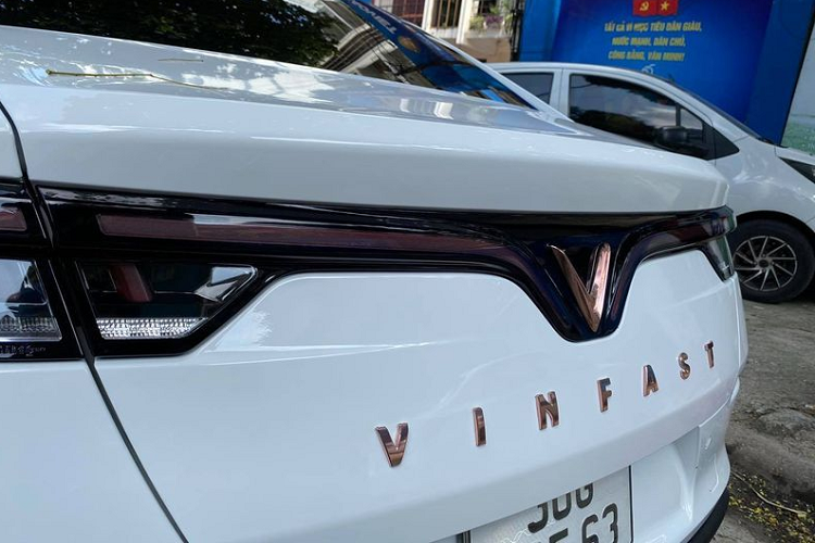 Tất cả các phiên bản đều được ghép nối với hộp số tự động ZF 8 cấp và dẫn động cầu sau tiêu chuẩn, tùy chọn là dẫn động 4 bánh.