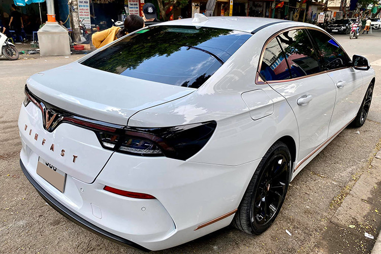 Trang bị an toàn theo xe bao gồm phanh đĩa tản nhiệt phía trước, phanh đĩa đặc phía sau, hệ thống ABS, EBD, BA, hệ thống cân bằng điện tử ESC, TCS, HSA, ROM, hỗ trợ xuống dốc trên bản cao cấp, cảm biến hỗ trợ đỗ xe trước (bản cao cấp), cảm biến hỗ trợ đỗ xe phía sau, Camera lùi thường trên bản tiêu chuẩn và 360 trên bản cao cấp. 6 túi khí.