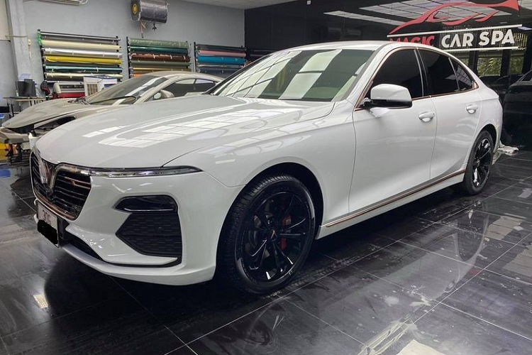 Cụ thể, sau khi được giảm 10% tiền mặt từ giá niêm yết, hỗ trợ thuế trước bạ và tiếp tục được áp dụng chương trình “Vạn quà tri ân – Tin yêu lan tỏa” (giảm 80 triệu đồng với Lux A và giảm 120 triệu đồng với Lux SA), VinFast Lux A2.0, Lux SA2.0 có giá lần lượt từ 931,5 triệu đồng.và 1,294 tỷ đồng.