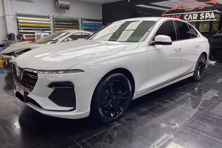 Cụ thể, sau khi được giảm 10% tiền mặt từ giá niêm yết, hỗ trợ thuế trước bạ và tiếp tục được áp dụng chương trình “Vạn quà tri ân – Tin yêu lan tỏa” (giảm 80 triệu đồng với Lux A và giảm 120 triệu đồng với Lux SA), VinFast Lux A2.0, Lux SA2.0 có giá lần lượt từ 931,5 triệu đồng.và 1,294 tỷ đồng.