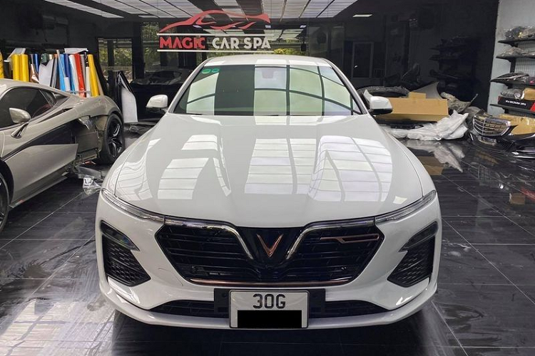 Chiếc VinFast Lux A2.0 của Phương Nga có ngoại thất màu trắng, bộ la-zăng bản tiêu chuẩn nhưng đã được cô nàng đem dán decal màu đen, chưa hết, các logo chữ V ở trung tâm 4 bánh xe cùng viền cửa sổ, logo chữ V trước và sau, cũng như thanh ngang trên lưới tản nhiệt đều đã được trang trí dán decal màu vàng hồng crôm, tạo sự nữ tính, điệu đà cho xe