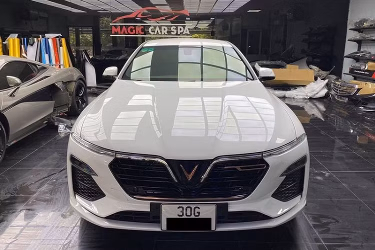 Chiếc VinFast Lux A2.0 của Phương Nga có ngoại thất màu trắng, bộ la-zăng bản tiêu chuẩn nhưng đã được cô nàng đem dán decal màu đen, chưa hết, các logo chữ V ở trung tâm 4 bánh xe cùng viền cửa sổ, logo chữ V trước và sau, cũng như thanh ngang trên lưới tản nhiệt đều đã được trang trí dán decal màu vàng hồng crôm, tạo sự nữ tính, điệu đà cho xe