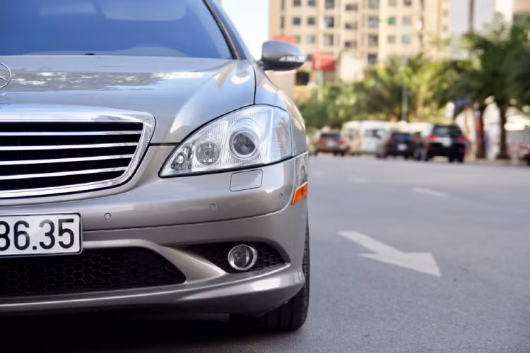 Mức giá rao bán của mỗi chiếc xe cũ khác nhau tùy thuộc vào phiên bản, đời xe, độ “chất” của xe vốn được quyết định bởi cách sử dụng và chăm sóc của chủ nhân trước đó. Dẫu vậy, cũng không khó để tìm mua được một chiếc “xe cọp” hay xe được bảo dưỡng chỉnh chu như chiếc Mercedes-Benz S550 đời 2008 trong bài viết đang được chào bán với giá 788 triệu đồng.