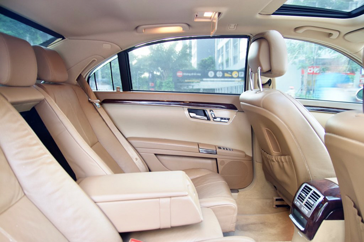 S550 cũng là một món đồ chơi dành cho những ai yêu thích chơi xe Đức lắp động cơ cỡ lớn, vì hiện tại S-Class lắp động cơ V8 chỉ còn lại trên những phiên cực kỳ đắt tiền như S63 với dung tích chỉ còn 4.0L tích hợp tăng áp kép (Biturbo).