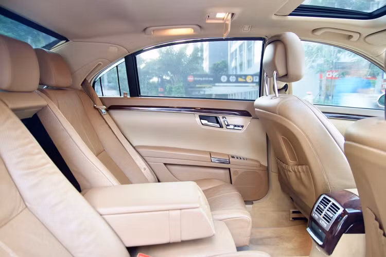 S550 cũng là một món đồ chơi dành cho những ai yêu thích chơi xe Đức lắp động cơ cỡ lớn, vì hiện tại S-Class lắp động cơ V8 chỉ còn lại trên những phiên cực kỳ đắt tiền như S63 với dung tích chỉ còn 4.0L tích hợp tăng áp kép (Biturbo).