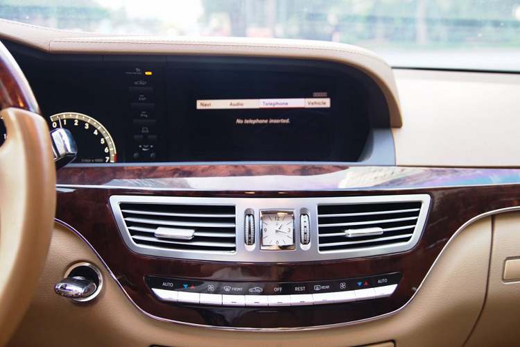 Bên cạnh một số trang bị thiết thực khác như: đề nổ Start/Stop, cốp điện, đèn pha (có rửa đèn) &amp; gạt mưa tự động, CD 06 đĩa, lẫy chuyển số vô lăng, camera lùi, cảm biến quanh xe và hơn thế nữa.