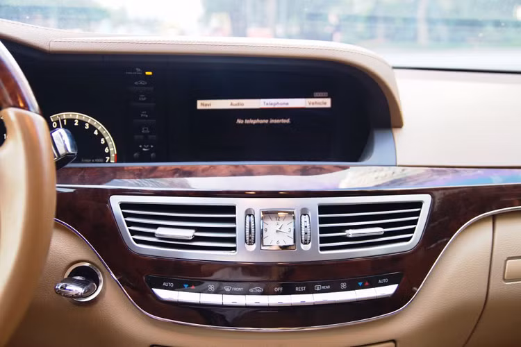 Bên cạnh một số trang bị thiết thực khác như: đề nổ Start/Stop, cốp điện, đèn pha (có rửa đèn) &amp; gạt mưa tự động, CD 06 đĩa, lẫy chuyển số vô lăng, camera lùi, cảm biến quanh xe và hơn thế nữa.