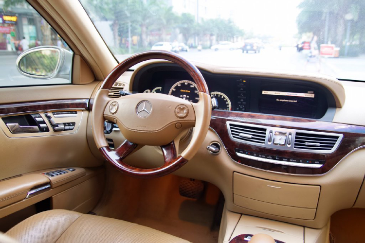 “Trái tim” của S550 là động cơ V8 dung tích 5.5L cho công suất 382 mã lực tại 6.000 vòng/phút và mô-men xoắn cực đại 530Nm đạt được ngay từ 2.800 vòng/phút. Sức mạnh được truyền xuống cầu sau (RWD) thông qua hộp số tự động 7 cấp.