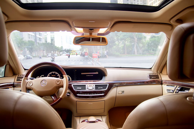 Là một trong dòng xe sang bậc nhất trên thị trường cách đây hơn 10 năm, S550 đời 2008 được trang bị rất nhiều “đồ chơi” tiện nghi &amp; hỗ trợ lái cao cấp, mà người mua chắc chắn không thể tìm thấy khi lựa chọn “đập hộp” các dòng xe phổ thông hiện nay trong tầm giá dưới 900 triệu như: nội thất bọc da ốp gỗ cao cấp, chức năng nâng hạ gầm 4 bánh, 10 túi khí an toàn, rèm che nắng điều khiển điện, dàn âm thanh Harman Kardon 14 loa &amp; sub.