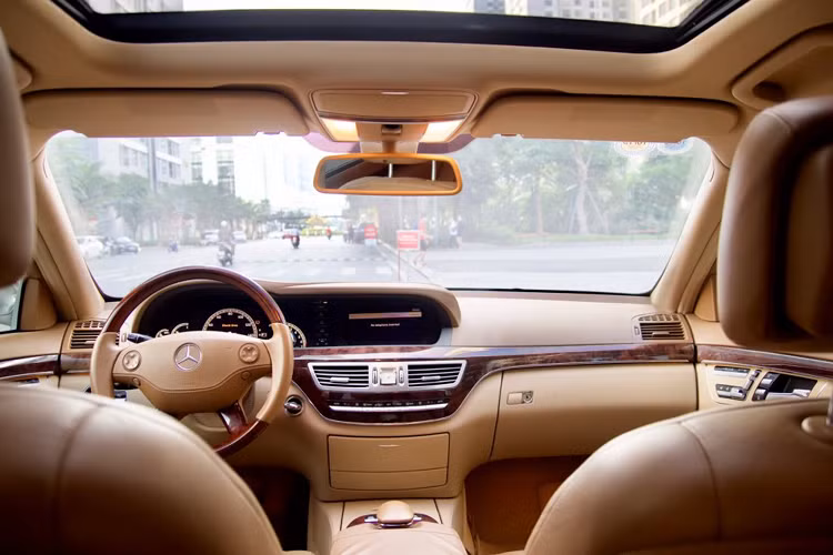 Là một trong dòng xe sang bậc nhất trên thị trường cách đây hơn 10 năm, S550 đời 2008 được trang bị rất nhiều “đồ chơi” tiện nghi &amp; hỗ trợ lái cao cấp, mà người mua chắc chắn không thể tìm thấy khi lựa chọn “đập hộp” các dòng xe phổ thông hiện nay trong tầm giá dưới 900 triệu như: nội thất bọc da ốp gỗ cao cấp, chức năng nâng hạ gầm 4 bánh, 10 túi khí an toàn, rèm che nắng điều khiển điện, dàn âm thanh Harman Kardon 14 loa &amp; sub.
