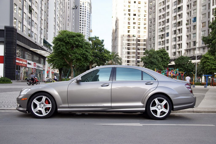 Dẫu vậy, mẫu xe sang Mercedes-Benz S-Class đang ở thế hệ thứ 6 (W222) vẫn còn giữ được phong độ cho đến ngày nay bởi thiết kế sang trọng, lịch lãm, không hề lỗi thời và hơn hết là độ an toàn cao đem đến cho chủ sở hữu những trải nghiệm mà khó có dòng xe phổ thông đời mới nào có thể mang lại được.