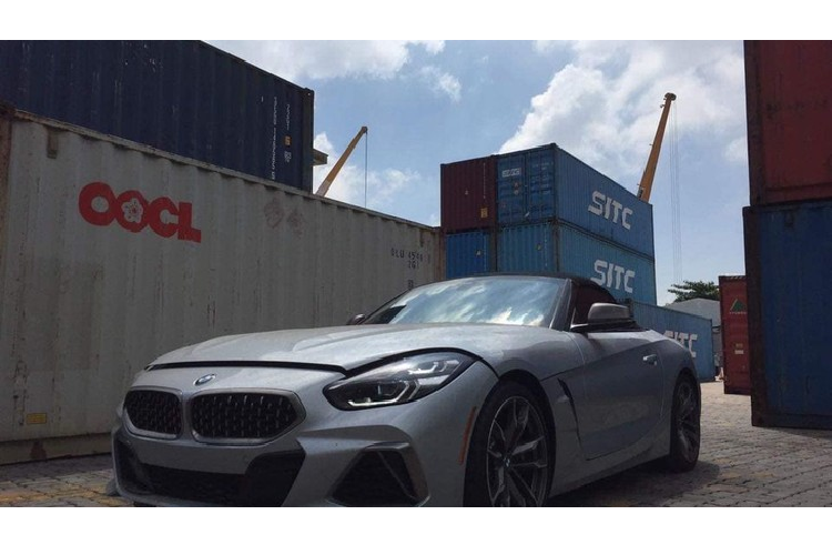 Chiếc xe thể thao mui trần BMW Z4 thế hệ mới nhất được một công ty nhập khẩu tư nhân khui công với ngoại thất sơn màu bạc Glacier Silver Metallic và nội thất đỏ. Hiện chưa rõ mức giá bán của chiếc xe BMW Z4 này, chỉ biết rằng, giá xe BMW Z4 2020 thế hệ mới thuộc diện phân phối chính hãng được công bố trước đó khoảng 3,3 tỷ đồng.