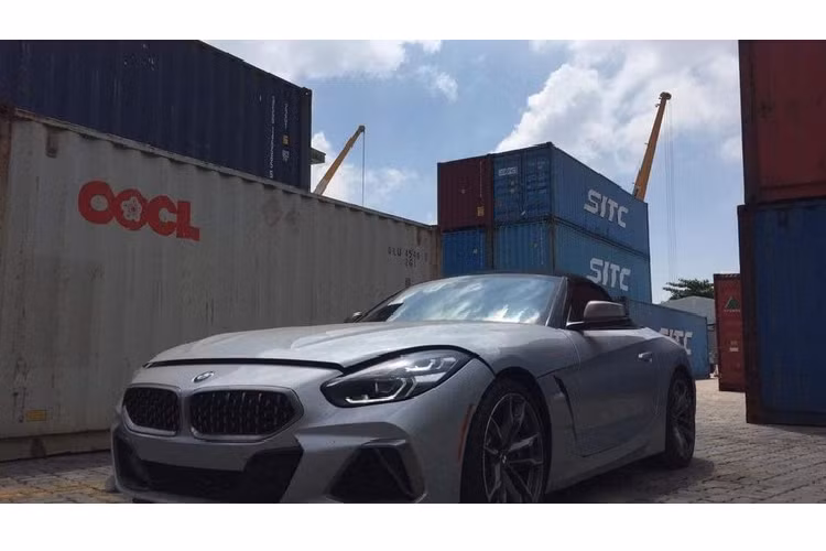 Chiếc xe thể thao mui trần BMW Z4 thế hệ mới nhất được một công ty nhập khẩu tư nhân khui công với ngoại thất sơn màu bạc Glacier Silver Metallic và nội thất đỏ. Hiện chưa rõ mức giá bán của chiếc xe BMW Z4 này, chỉ biết rằng, giá xe BMW Z4 2020 thế hệ mới thuộc diện phân phối chính hãng được công bố trước đó khoảng 3,3 tỷ đồng.