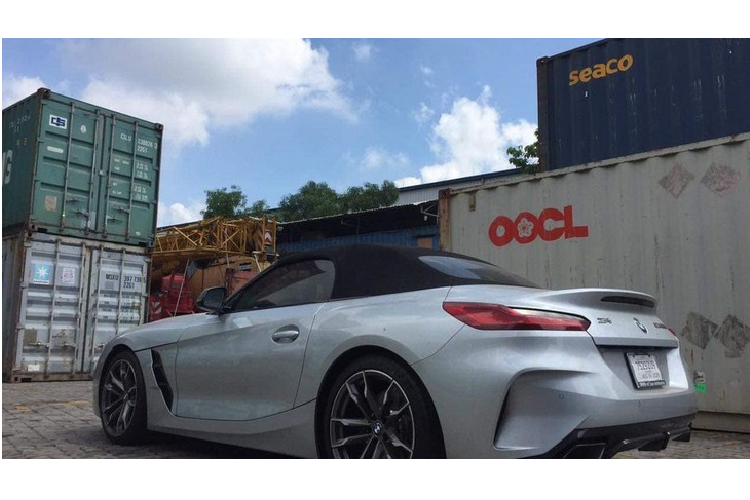 Động cơ này cho phép chiếc xe thể thao mui trần BMW Z4 M40i 2020 mới về Việt Nam tăng tốc từ vị trí xuất phát lên 100 km/h chỉ trong thời gian 4,5 giây. Ngoại hình những chiếc xe thể thao BMW Z4 thế hệ mới có thể gây hứng thú cho những ai đã quá quen mặt với các dòng BMW Z4 thế hệ cũ đang lăn bánh tại Việt Nam.