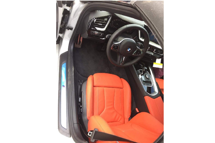 Đầu tiên chính là "đôi mắt" của BMW Z4 thế hệ thứ 6 thiết kế mới hoàn toàn, xe sử dụng đèn pha LED đẹp mắt và dải đèn LED định vị ban ngày hình lục giác mới. Cản va trước/sau, hốc gió, lưới tản nhiệt đều được làm mới và khoẻ khoắn hơn so với bản cũ.