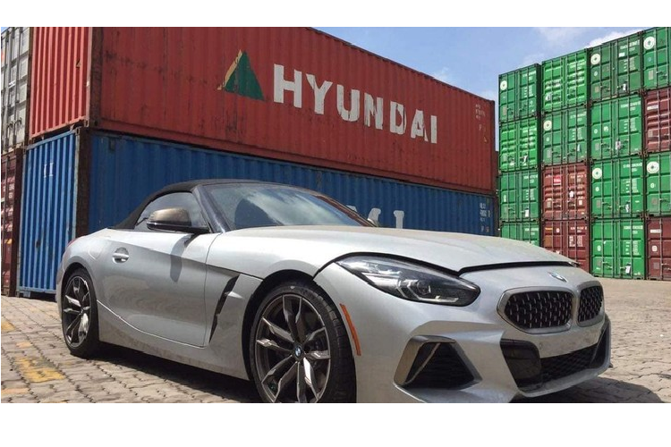 BMW Z4 mui trần thế hệ mới sang chảnh đầu tiên về Việt Nam thuộc phiên bản M40i, tức xe được trang bị khối động cơ xăng 6 xi-lanh thẳng hàng, dung tích 3.0 lít, sản sinh công suất tối đa 340 mã lực và mô-men xoắn cực đại 500 Nm tại tua máy 1.600 - 4.500 vòng/phút. Bên trong khoang lái chiếc xe thể thao BMW Z4 2020 đầu tiên về Việt Nam.