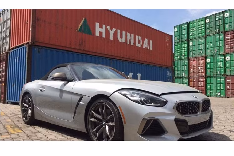 BMW Z4 mui trần thế hệ mới sang chảnh đầu tiên về Việt Nam thuộc phiên bản M40i, tức xe được trang bị khối động cơ xăng 6 xi-lanh thẳng hàng, dung tích 3.0 lít, sản sinh công suất tối đa 340 mã lực và mô-men xoắn cực đại 500 Nm tại tua máy 1.600 - 4.500 vòng/phút. Bên trong khoang lái chiếc xe thể thao BMW Z4 2020 đầu tiên về Việt Nam.