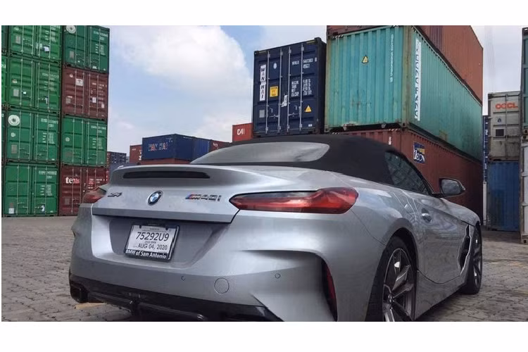 Vòng ra phía đuôi xe, chiếc xe BMW Z4 thế hệ mới điệu đà này có đèn hậu LED sắc cạnh, các đường gân hay hốc gió tạo tính thể thao và cá tính hơn cho chiếc xe mui trần này.