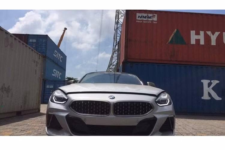 Mới đây, một người chuyên đưa các dòng xe sang, siêu xe và xe thể thao về Việt Nam đã chia sẻ hình ảnh mới khui công chiếc xe mui trần BMW Z4 2020 mới được cho đầu tiên về dải đất hình chữ S này.