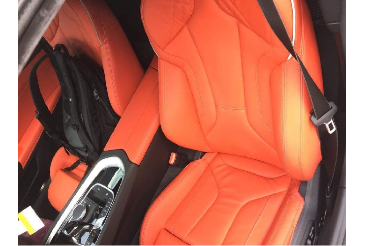 Nếu đã quá quen thuộc với hình ảnh của những chiếc BMW Z4 thế hệ thứ 5 sử dụng mui xếp cứng, BMW Z4 thế hệ thứ 6 có thể gây thất vọng với giới mê xe khi quay trở lại sử dụng mui mềm. Như vậy, đây là phiên bản thứ 5 của dòng xe mui trần BMW Z-Series sử dụng kiểu mui nỉ mềm.