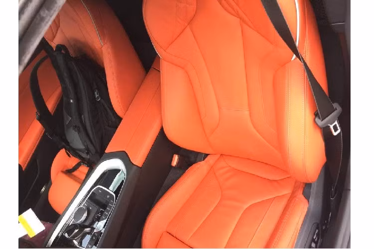 Nếu đã quá quen thuộc với hình ảnh của những chiếc BMW Z4 thế hệ thứ 5 sử dụng mui xếp cứng, BMW Z4 thế hệ thứ 6 có thể gây thất vọng với giới mê xe khi quay trở lại sử dụng mui mềm. Như vậy, đây là phiên bản thứ 5 của dòng xe mui trần BMW Z-Series sử dụng kiểu mui nỉ mềm.