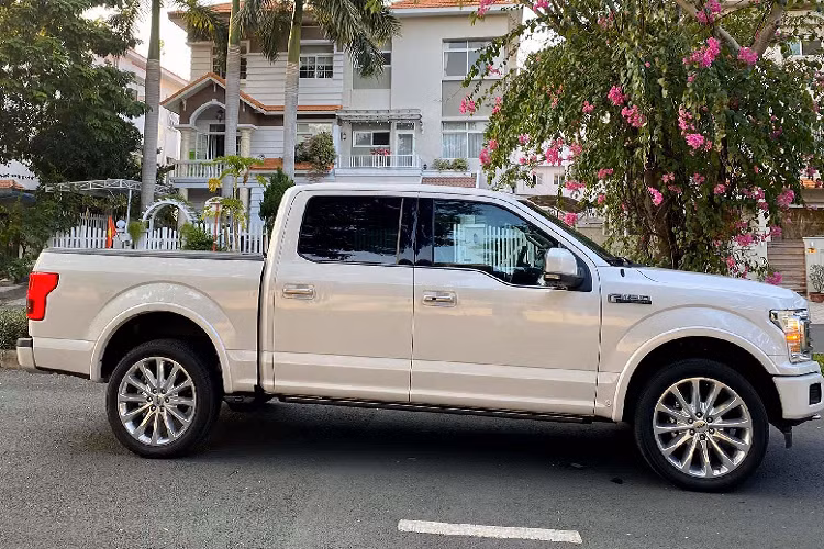 Nội thật bọc da cao cấp, trang trí với các chi tiết mạ crôm tinh tế, các đường chỉ khâu tương phản sắc sảo. Hàng ghế có sưởi và làm mát, ghế lái chỉnh điện 10 hướng. Trang bị điều hoà tự động hai vùng độc lập, có cửa gió cho hàng ghế sau. Vô lăng đa chức năng có tích hợp hệ thống điều khiển hành trình thích ứng có hỗ trợ Stop &amp; Go, và cửa sổ trời toàn cảnh cỡ lớn.