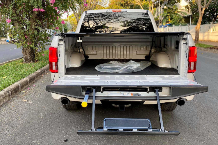 Khác với các mẫu bán tải cỡ trung dùng máy dầu có dung tích dưới 3.0L, những “bé bự” nhập Mỹ này sử dụng các động cơ xăng cỡ lớn V6 hoặc V8 mang dung tích từ 3.0L cho đến 5.7L (Tundra) vốn gánh rất nhiều thuế. Chính vì vậy mức giá xe Ford F-150 Limited 2020 mới tại Việt Nam được chào bán tới hơn 4 tỷ đồng.