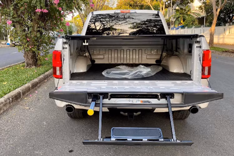 Khác với các mẫu bán tải cỡ trung dùng máy dầu có dung tích dưới 3.0L, những “bé bự” nhập Mỹ này sử dụng các động cơ xăng cỡ lớn V6 hoặc V8 mang dung tích từ 3.0L cho đến 5.7L (Tundra) vốn gánh rất nhiều thuế. Chính vì vậy mức giá xe Ford F-150 Limited 2020 mới tại Việt Nam được chào bán tới hơn 4 tỷ đồng.