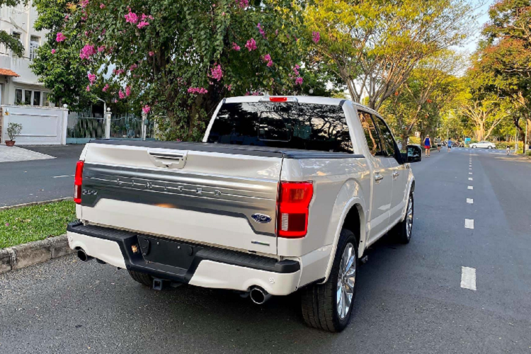 Hệ thống thông tin giải trí trên Ford F-150 Limited bao gồm màn hình cảm ứng trung tâm kích thước 8 inch “chạy” hệ điều hành SYNC 3 tích hợp camera 360 độ với nhiều màn hình chia nhỏ, hỗ trợ kết nối Apple CarPlay và Android Auto, trang bị dàn âm thanh cao cấp với 10 loa thương hiệu B&amp;O,… là những trang bị có trên mẫu Ford F-150 Limited 2020.