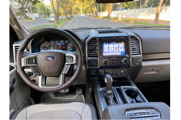 Chiếc Ford F-150 Limited 2020 này thuộc phiên bản nâng cấp facelift của dòng F-150 thế hệ thứ 10. So với phiên bản cũ đời (2015 - 2017), ngoại thất F-150 facelift mang thiết kế cao cấp hơn khi được hãng xe Mỹ tinh chỉnh với cụm lưới tản nhiệt mới tinh tế, trong khi tên phiên bản hiện diện nổi bật trên nắp ca-pô với hàng chữ nổi, trang bị cụm đèn pha LED tích hợp đèn LED chiếu sáng ban ngày.