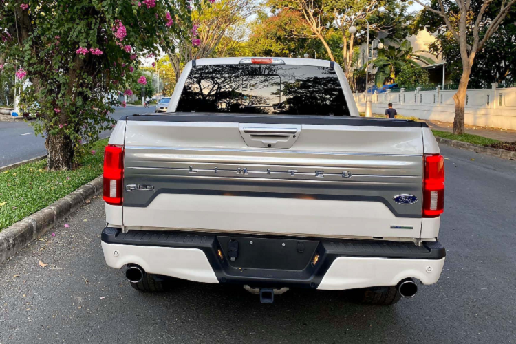 Ford F-150 Limited đi kèm với nhiều trang bị an toàn tiêu chuẩn như: cảnh báo điểm mù, cảnh báo áp suất lốp, phanh ABS/EBD/BA. Hỗ trợ đổ đèo hay khởi hàng ngang dốc. Bên cạnh các tính năng an toàn cao cấp như: Cảnh báo va chạm phía trước với tính năng hát hiện người đi bộ, hệ thống phanh tự động khẩn cấp,...