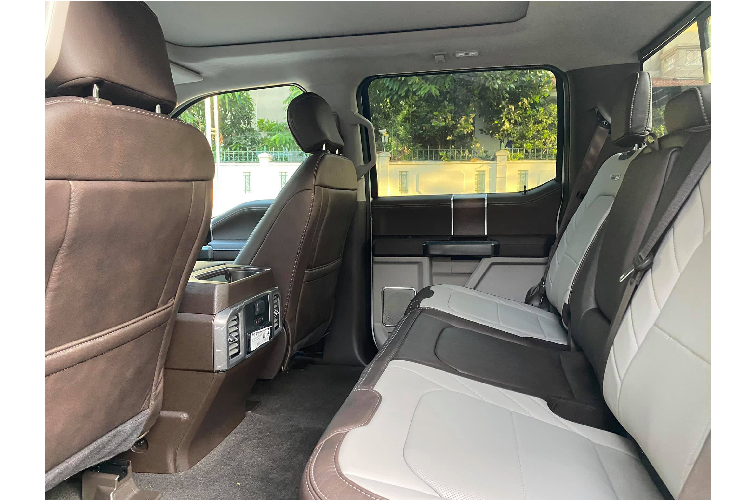 Tổng thể chiếc bán tải thêm hài hoà hơn với “dàn chân” lắp bộ mâm hợp kim đa chấu kích thước lên đến 22 inch phù hợp với dáng vóc to lớn của chiếc bán tải. Khác với phiên bản F-150 Raptor được thiết kế để tăng cường khả năng vận hành, hỗ trợ vượt địa hình off-road tối ưu. Phiên bản F-150 Limited 2020 lại được thiết kế mang đến sự thoải mái tối đa, cũng như cung cấp nhiều tiện nghi để phục vụ cho gia đình.