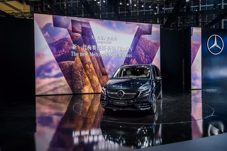 Phiên bản nâng cấp giữa vòng đời của dòng V-Class được sản xuất tại nhà máy ở tỉnh Phúc Châu, thuộc liên doanh Daimler Fujian Benz (FBAC). Việc một hãng xe sản xuất phiên bản riêng cho Trung Quốc không hề xa lạ. Hai đối thủ đồng hương của Mercedes-Benz là BMW và Audi cũng có những phiên bản riêng cho Trung Quốc. Riêng Mercedes-Benz, Trung Quốc là thị trường tiêu thụ 1/4 lượng xe của hãng.