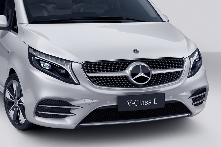 V-Class 2021 sở hữu diện mạo trẻ trung hơn. V-Class tiêu chuẩn có kích thước dài x rộng x cao lần lượt là 5.140 x 1.928 x 1.901 (mm), chiều dài cơ sở 3.200 mm. Với ký tự L đi kèm, các phiên bản tại Trung Quốc sẽ được cải thiện về kích thước.