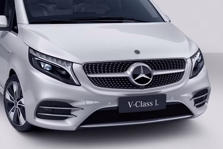 V-Class 2021 sở hữu diện mạo trẻ trung hơn. V-Class tiêu chuẩn có kích thước dài x rộng x cao lần lượt là 5.140 x 1.928 x 1.901 (mm), chiều dài cơ sở 3.200 mm. Với ký tự L đi kèm, các phiên bản tại Trung Quốc sẽ được cải thiện về kích thước.