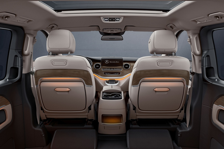 Ở bên trong, nâng cấp được tập trung cho hành khách. Ở hàng thứ 2, các ghế được thiết kế sang trọng hơn, tích hợp chức năng sưởi, làm mát, massage. Tựa tay, khay để điện thoại, khay giữ cốc và cổng USB có thêm đèn nền.