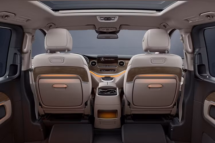 Ở bên trong, nâng cấp được tập trung cho hành khách. Ở hàng thứ 2, các ghế được thiết kế sang trọng hơn, tích hợp chức năng sưởi, làm mát, massage. Tựa tay, khay để điện thoại, khay giữ cốc và cổng USB có thêm đèn nền.